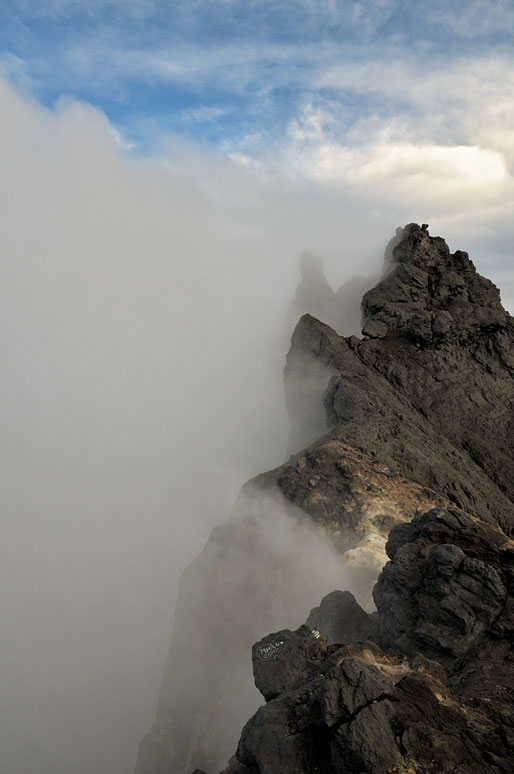 Ciel et nuages au sommet du volcan Merapi, Indonésie