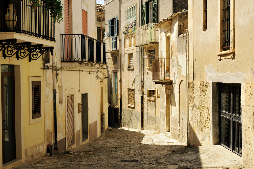 Ruelle et façades de Noto en Sicile, Italie