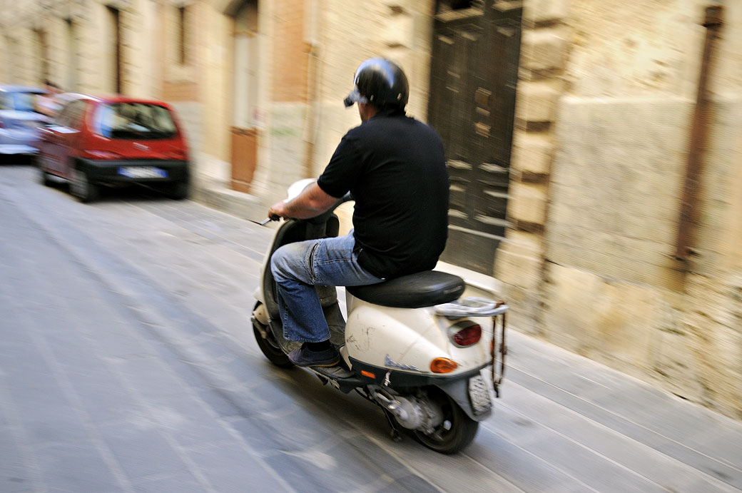 Scooter à pleine vitesse dans les rues de Syracuse en Sicile, Italie
