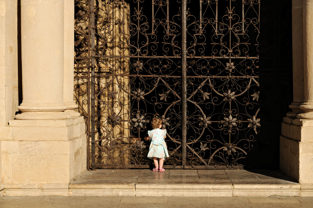 Fillette à la porte de la Cathédrale de Syracuse en Sicile, Italie