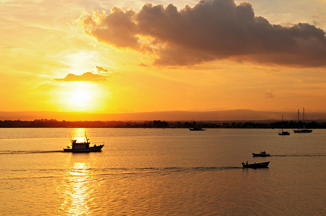 Bateaux au coucher du soleil dans la baie de Syracuse, Italie