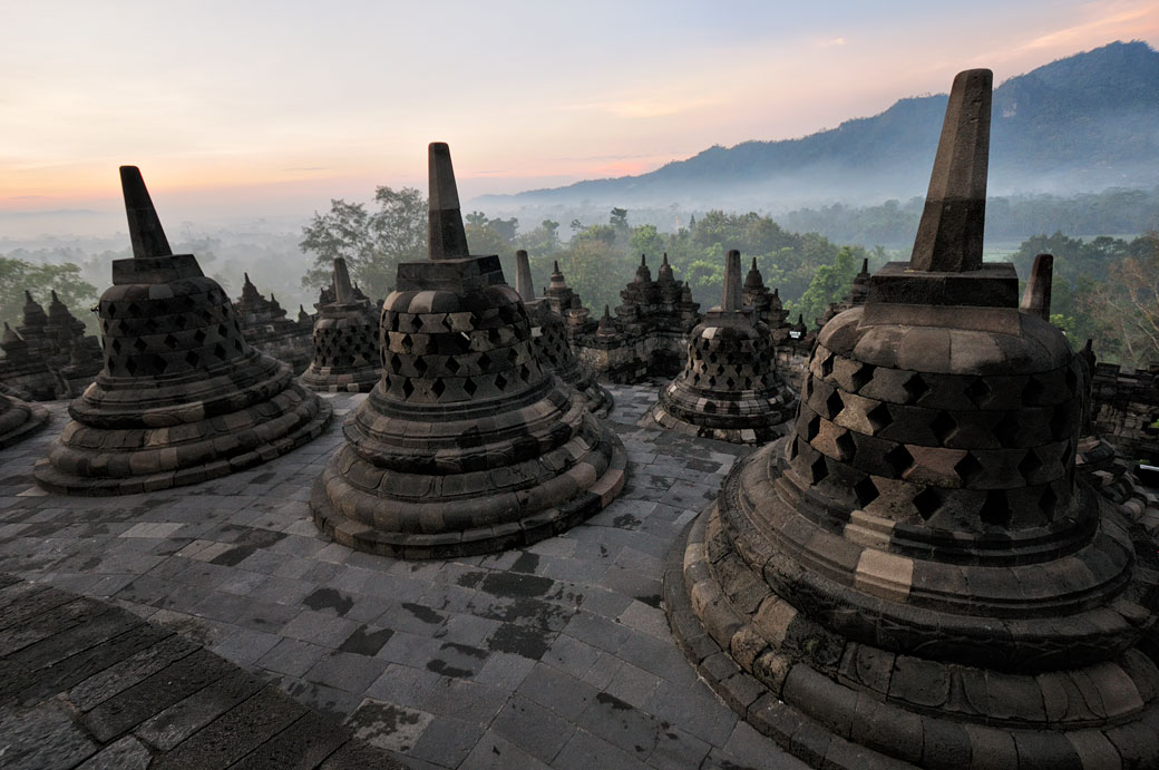 Stupas de Borobudur au lever du jour sur l'île de Java, Indonésie