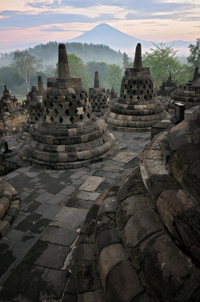 Stupas de Borobudur devant le volcan Sumbing au petit matin, Indonésie