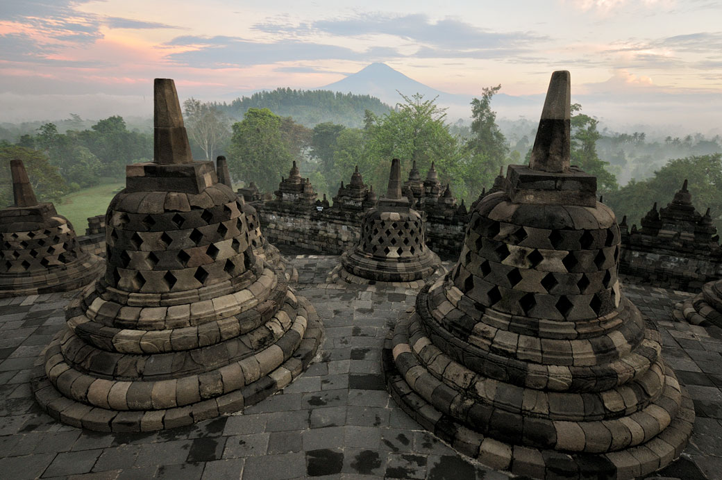 Stupas du temple de Borobudur et le volcan Sumbing, Indonésie