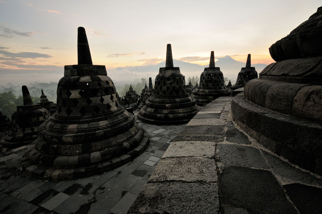 Stupas du temple de Borobudur au petit matin, Indonésie