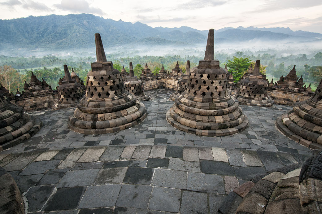 Stupas du Temple de Borobudur au-dessus de la jungle, Indonésie