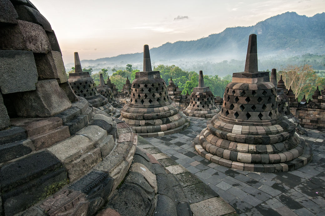 Au milieu des stupas du Temple bouddhiste de Borobudur, Indonésie
