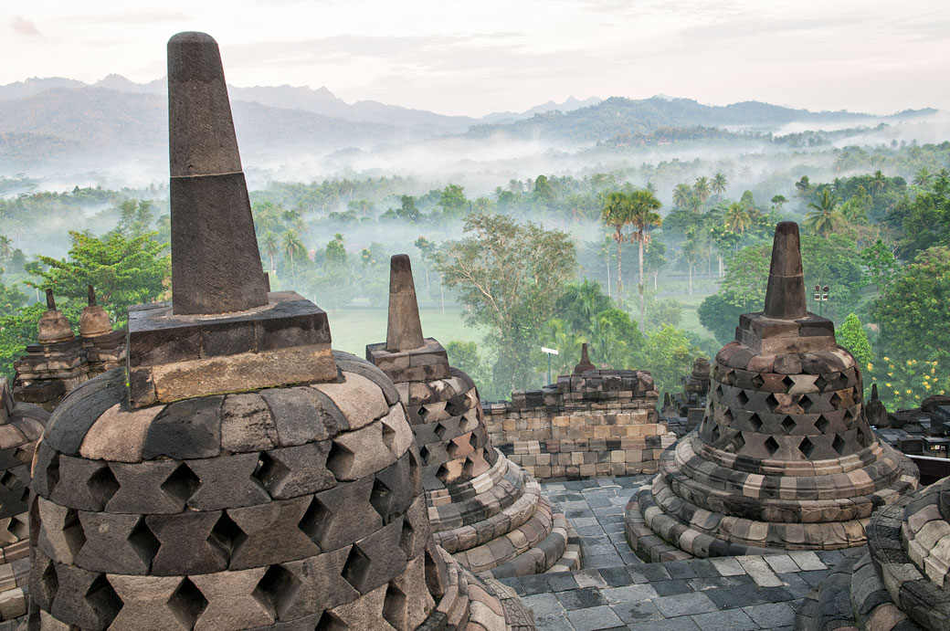 Brume matinale au Temple de Borobudur sur l'île de Java, Indonésie