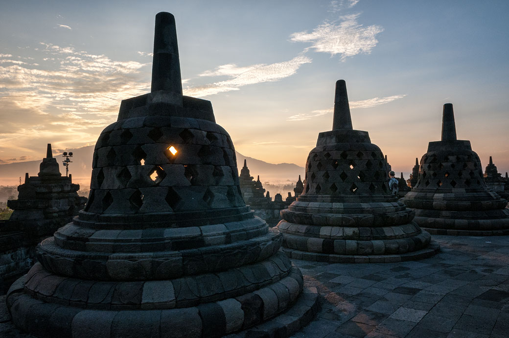 Lever de soleil sur les stupas de Borobudur, Indonésie