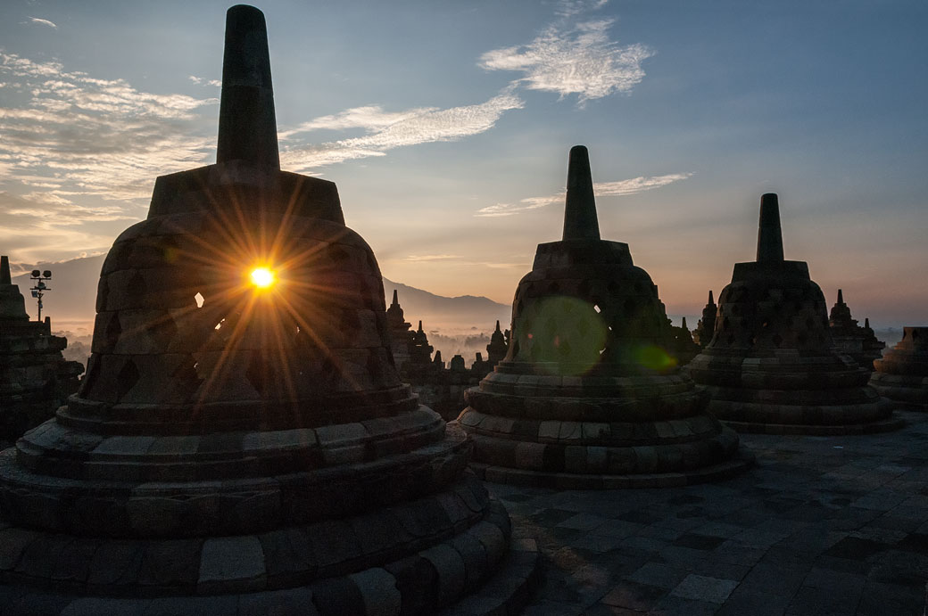 Lever de soleil à travers les stupas de Borobudur, Indonésie