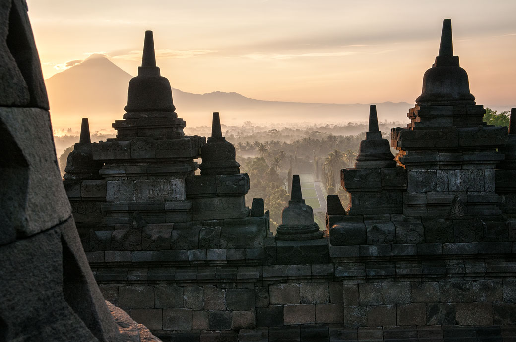 Temple de Borobudur devant le volcan Merapi, Indonésie