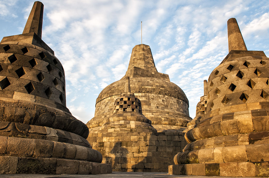 Stupas et ciel au temple de Borobudur, Indonésie