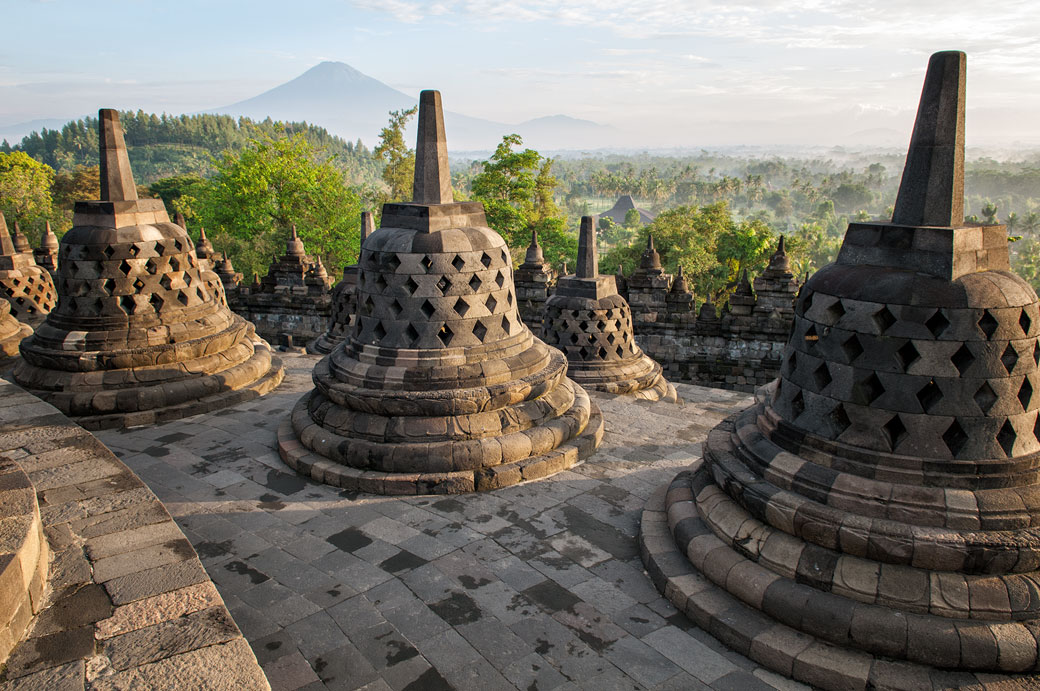 Temple bouddhiste de Borobudur devant le Mont Sumbing, Indonésie