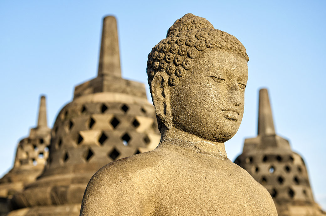 Gros plan sur une statue de bouddha à Borobudur, Indonésie