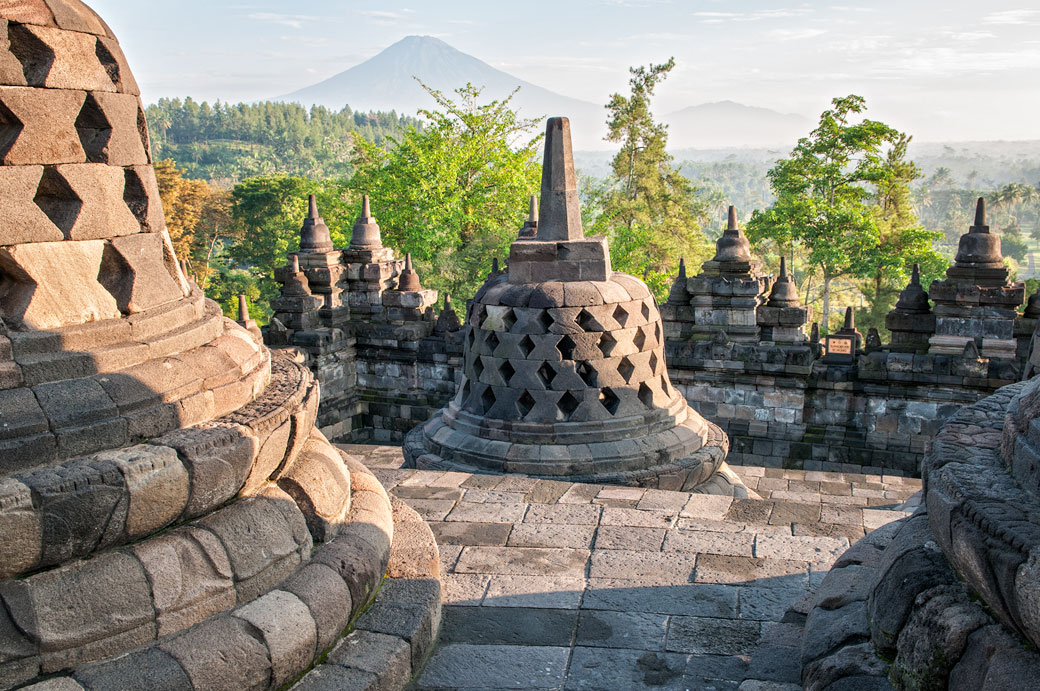 Stupas de Borobudur devant le volcan Sumbing, Indonésie