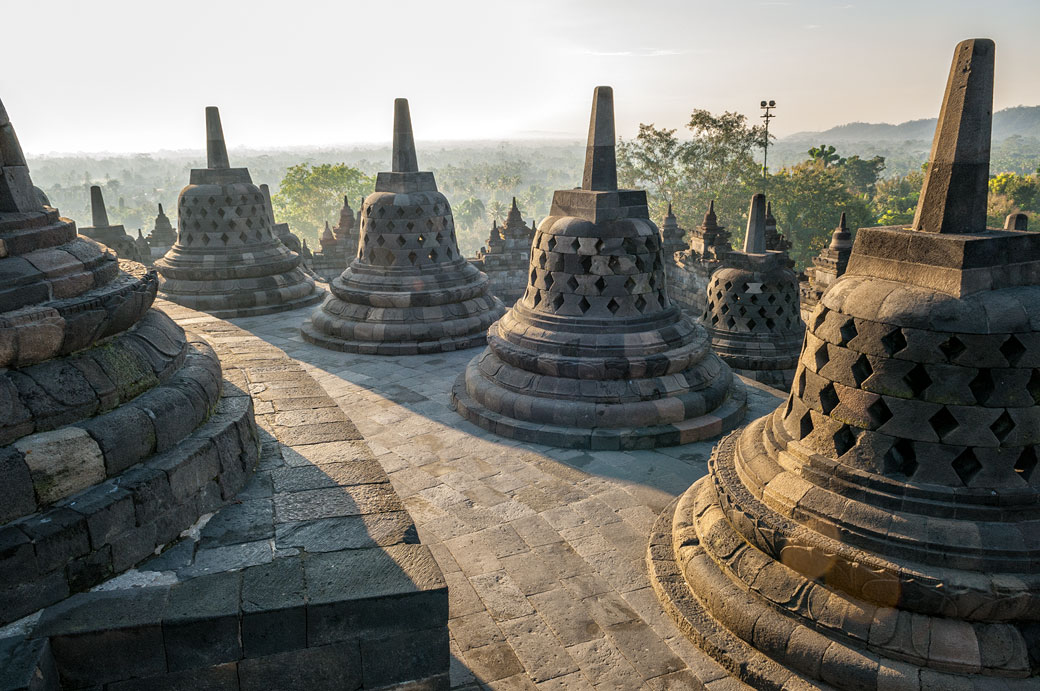 Lumière sur les stupas du Temple de Borobudur, Indonésie