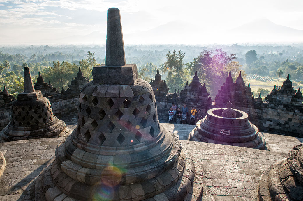 Soleil sur les stupas du Temple de Borobudur, Indonésie