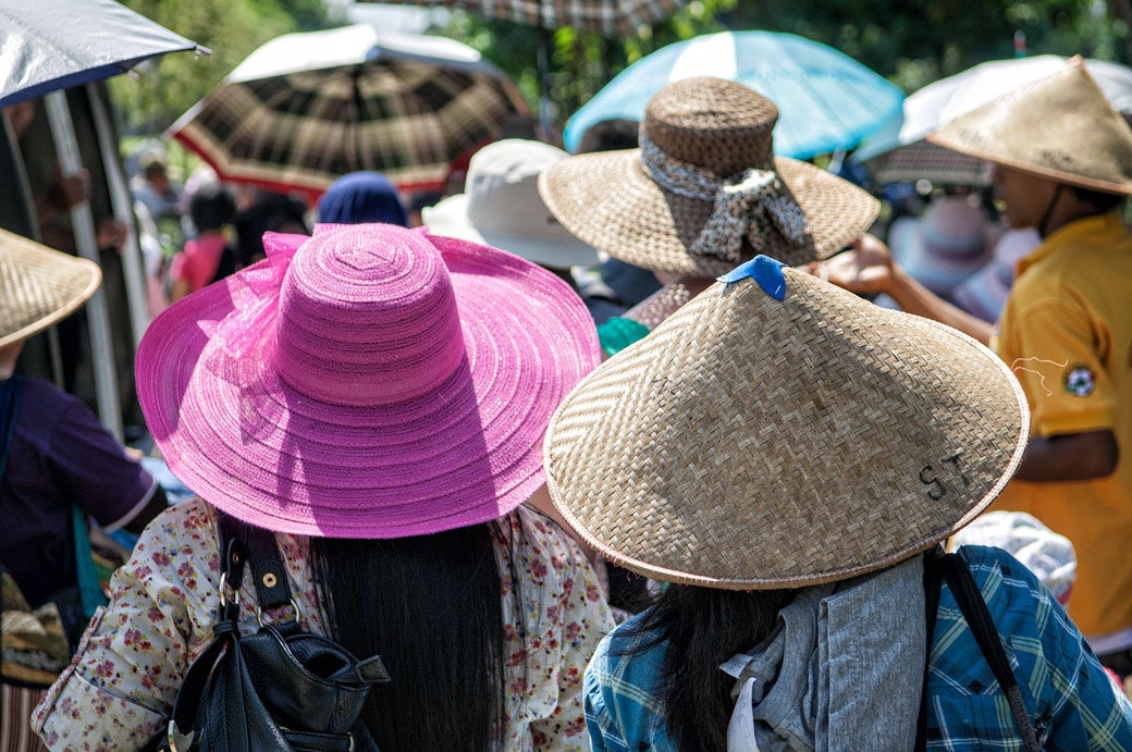 Visiteurs et chapeaux au Temple de Borobudur, Indonésie