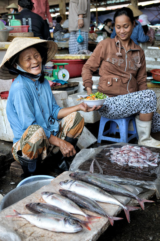 Vendeuse de poissons heureuse au marché de Hoi An, Vietnam