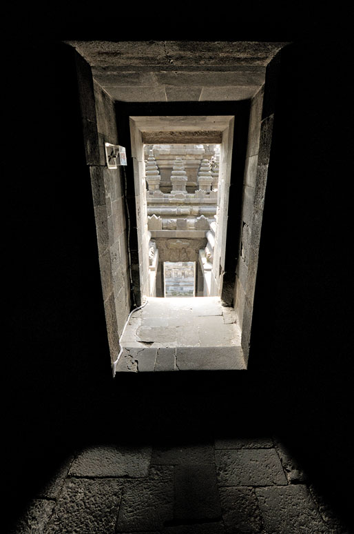 À l'intérieur d'un temple de Prambanan sur l'île de Java, Indonésie