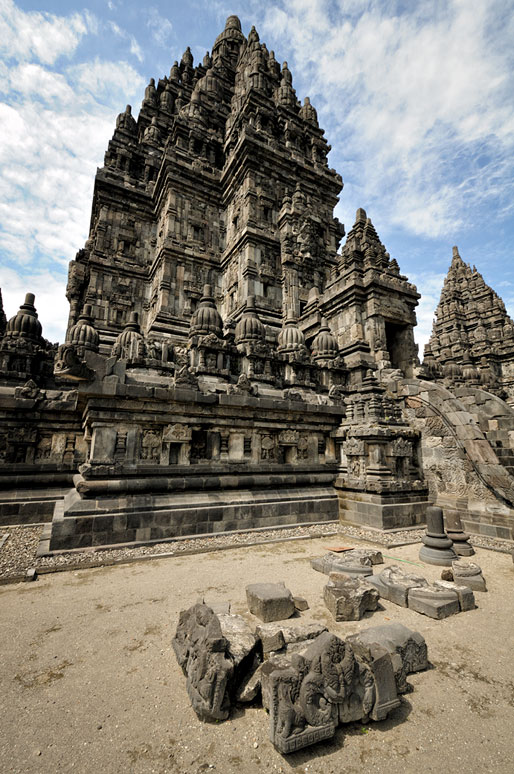Au pied d'un des temples de l'Ensemble de Prambanan, Indonésie