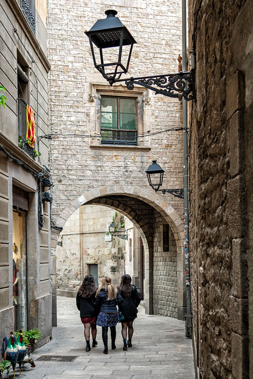 Trois jeunes femmes dans le quartier gothique de Barcelone, Espagne