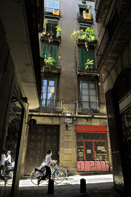 Femmes à vélo dans la vieille ville de Barcelone