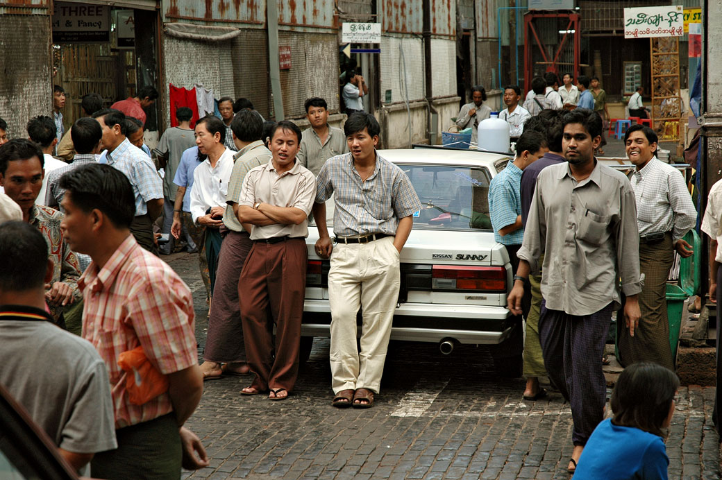 Groupe d'hommes près du marché Bogyoke Aung San, Birmanie