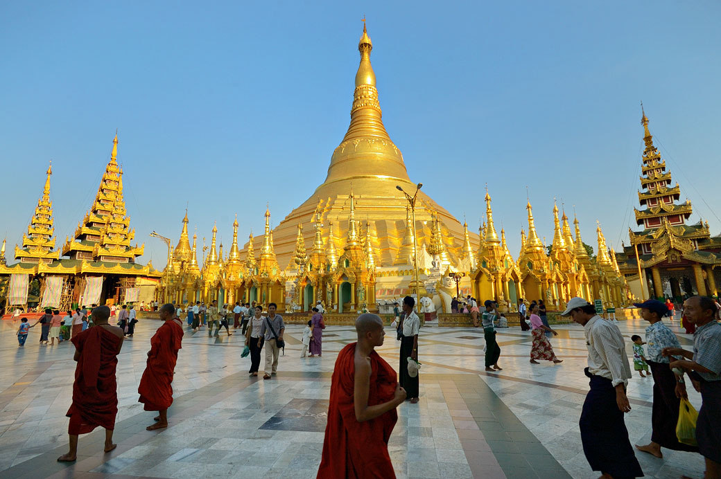 Moines à la pagode Shwedagon de Yangon, Birmanie