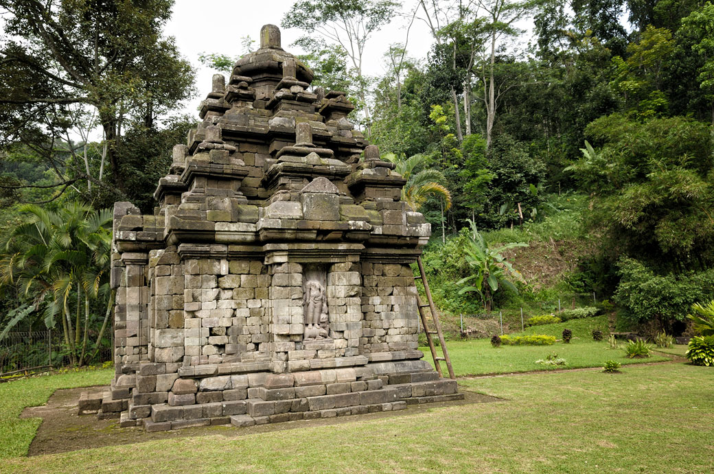 Le temple hindou de Selogriyo sur l'île de Java, Indonésie