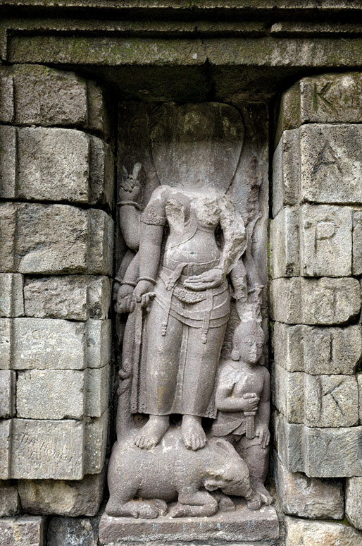 Sculpture de femme sans tête au temple de Selogriyo, Indonésie