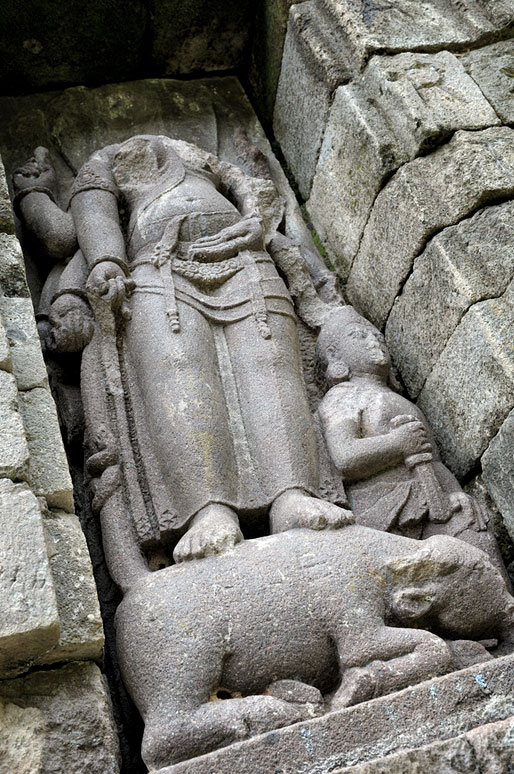 Sculpture décapitée au temple de Selogriyo, Indonésie