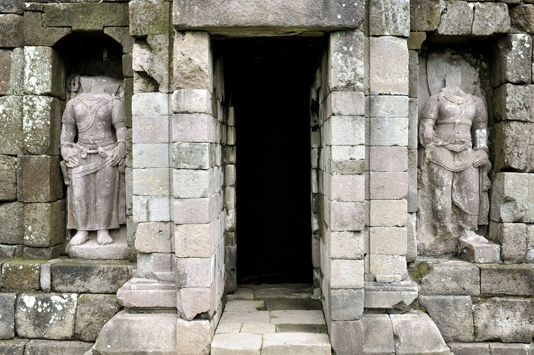 Statues sans têtes et entrée du temple de Selogriyo, Indonésie