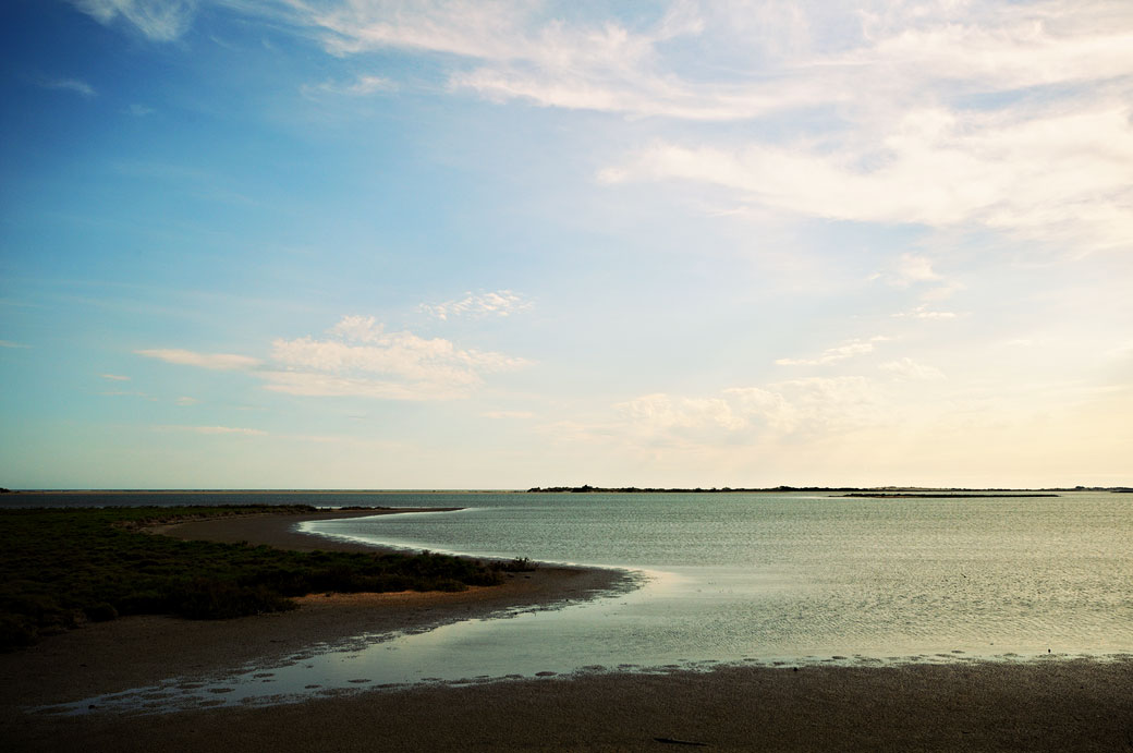 Mer et ciel depuis la Digue à la Mer en Camargue, France