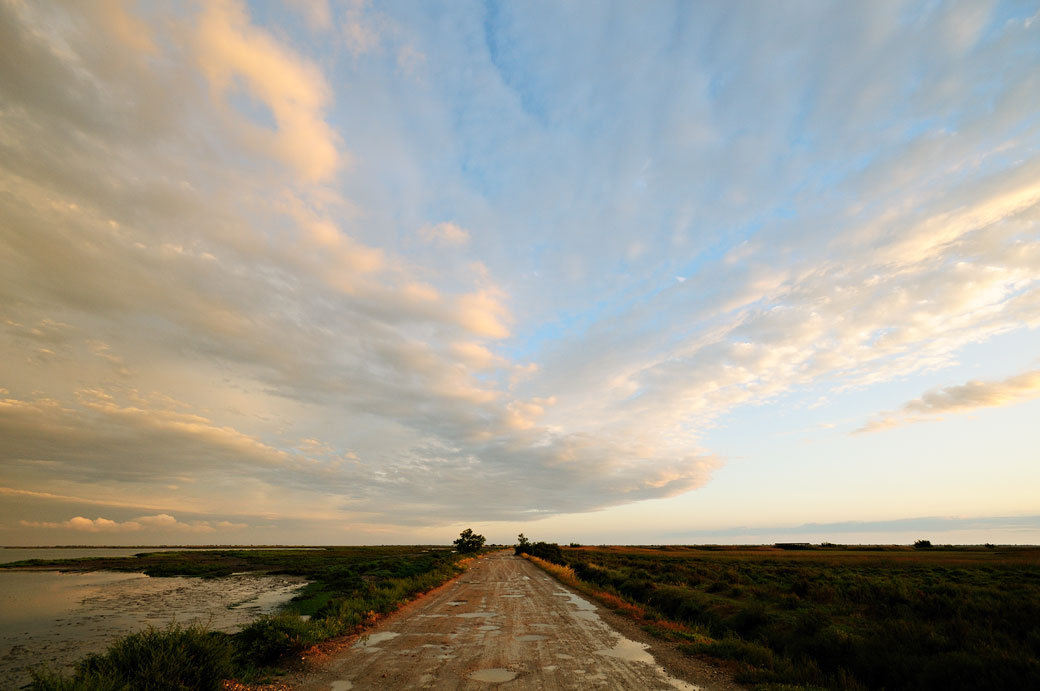 Ciel et chemin de Camargue après un orage, France