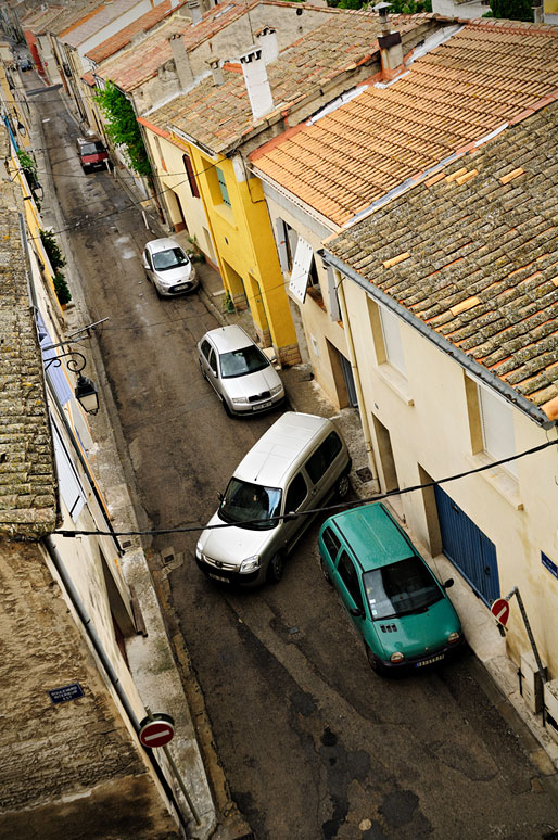 Voitures dans une rue étroite d'Aigues-Mortes, France