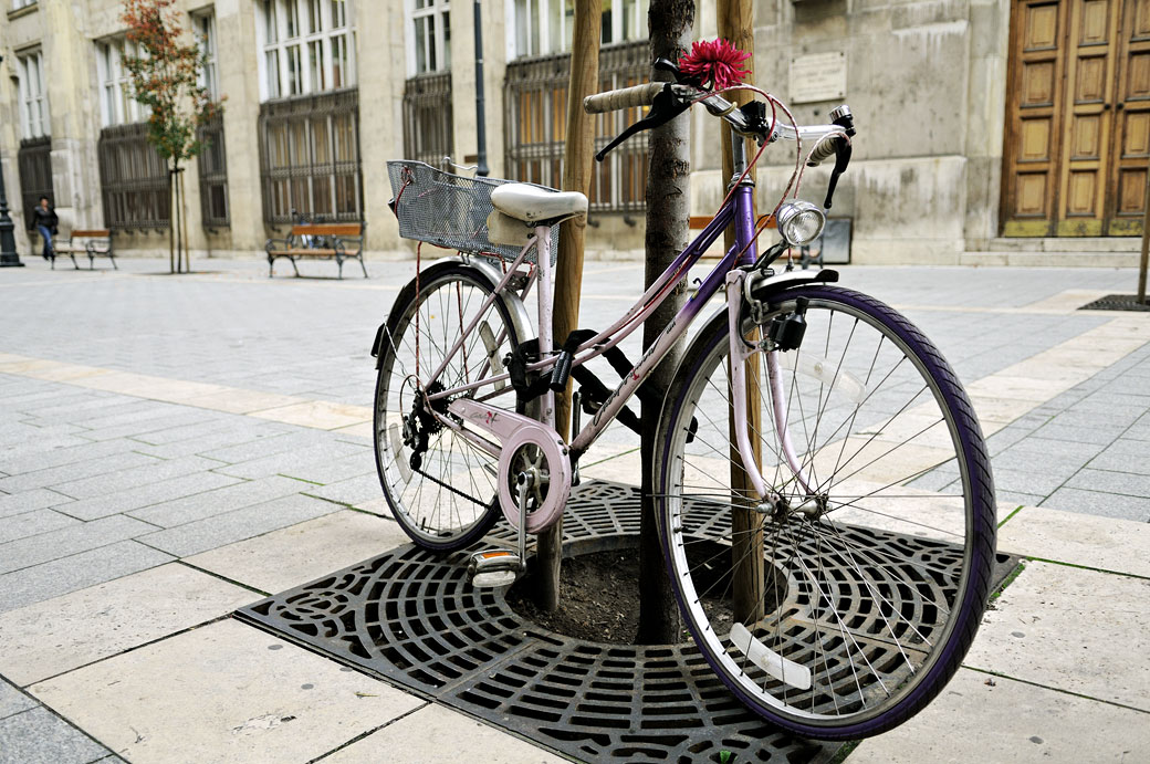 Vélo féminin dans une rue de Budapest, Hongrie