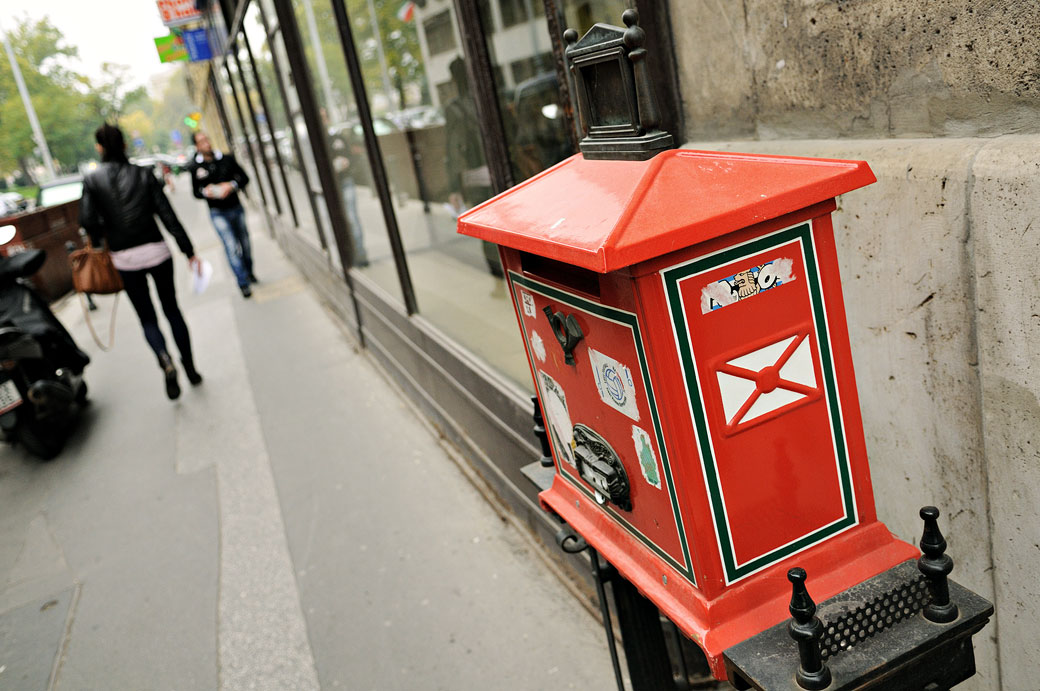 Boîte aux lettres rouge dans une rue de Budapest, Hongrie