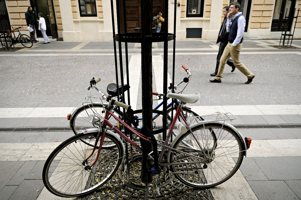 Vélos et passants dans une rue de Budapest, Hongrie