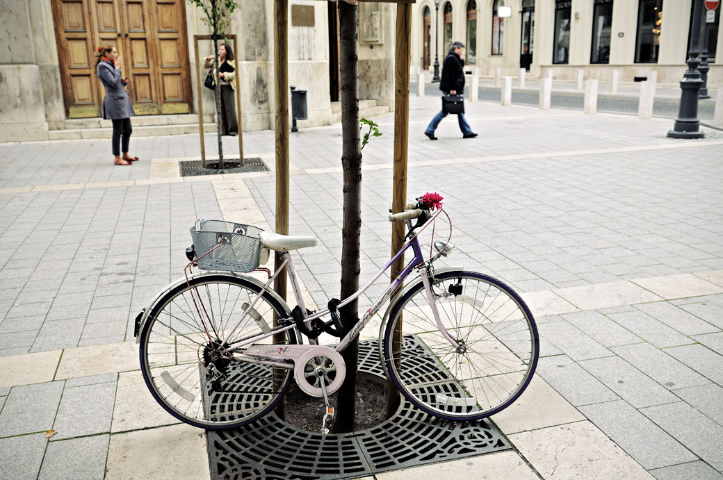 Vélo et passants dans une rue de Budapest, Hongrie