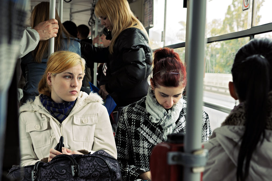 Jeunes femmes dans un tramway de Budapest, Hongrie