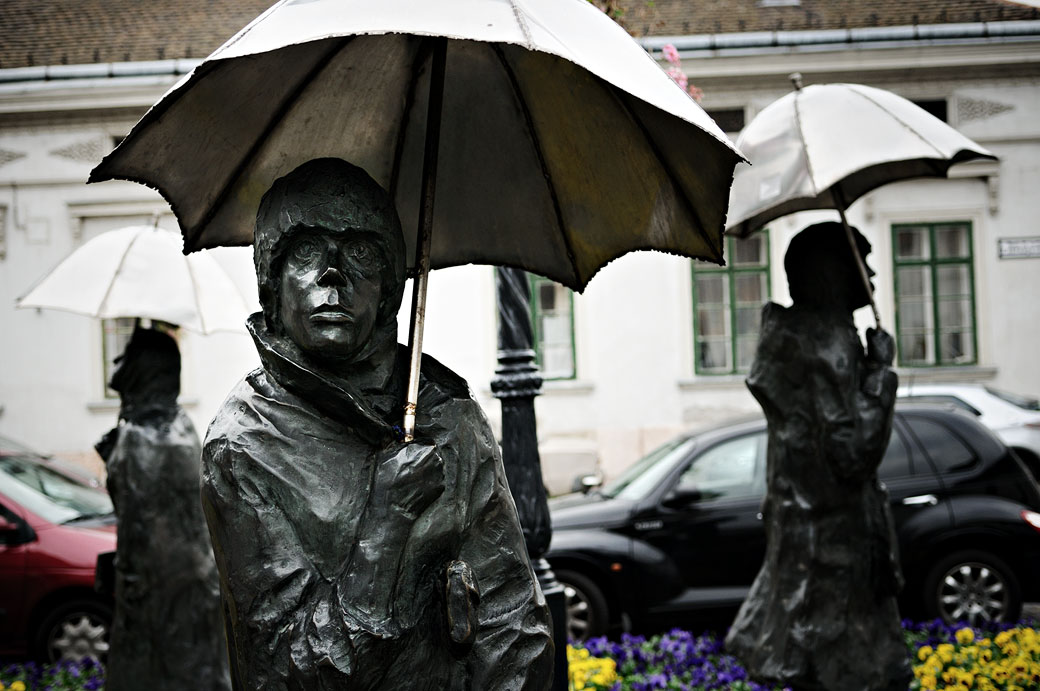 Statues des dames avec des parapluies d'Imre Varga à Budapest