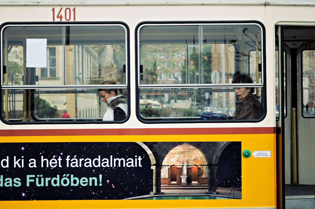 Passagers dans un tramway de Budapest, Hongrie