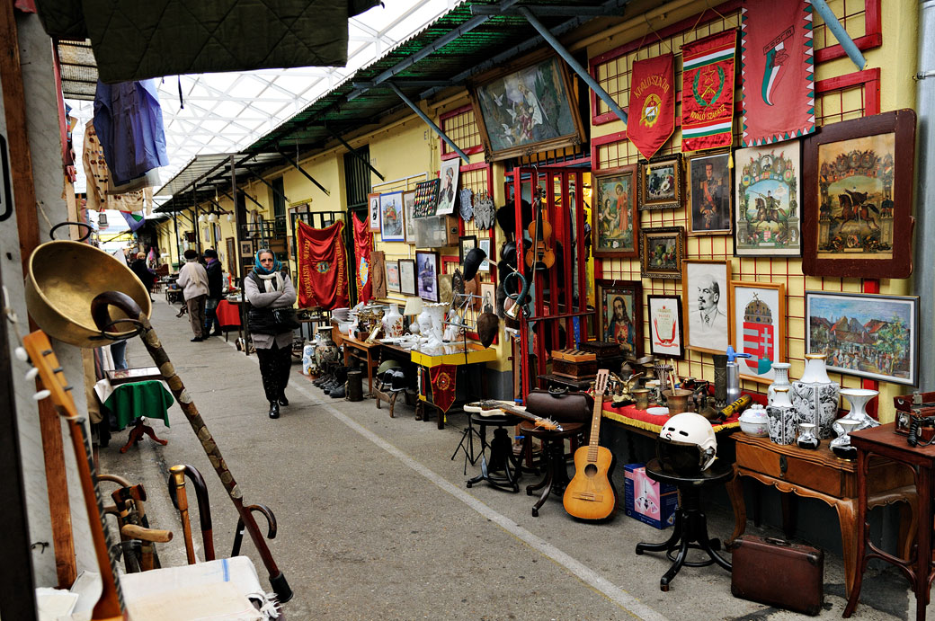 Antiquités dans le marché aux puces Ecseri à Budapest, Hongrie