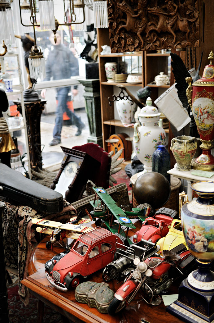 Divers objets au marché aux puces Ecseri à Budapest, Hongrie