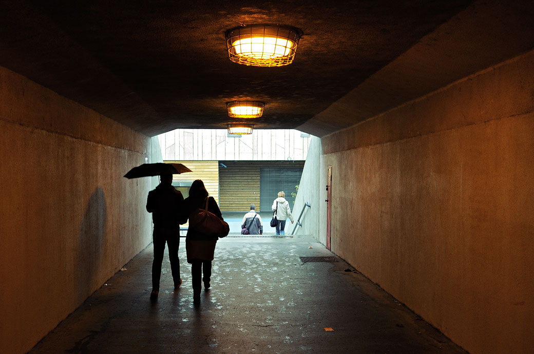 Couple dans un passage sous voie à Budapest, Hongrie