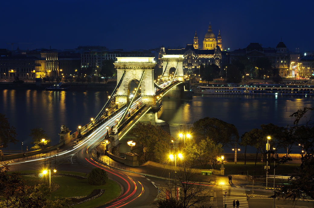 Le Pont aux chaînes Széchenyi de nuit à Budapest, Hongrie