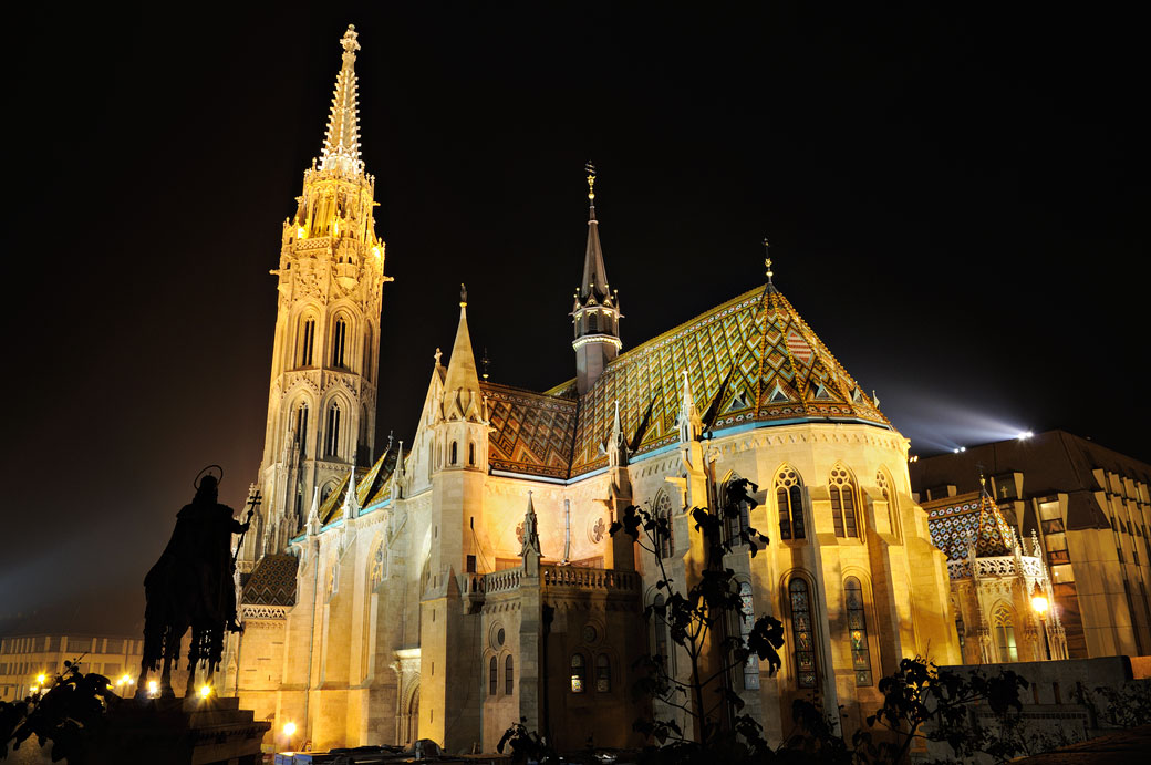 Église Notre-Dame-de-l'Assomption de Budavár de nuit à Budapest