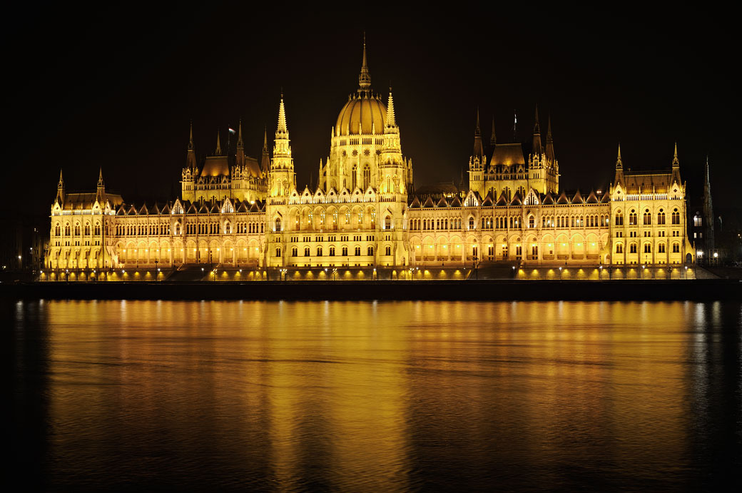 Parlement de Budapest au bord du Danube de nuit, Hongrie