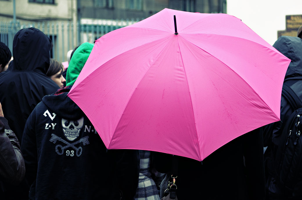 Groupe de personnes avec un grand parapluie rose à Budapest